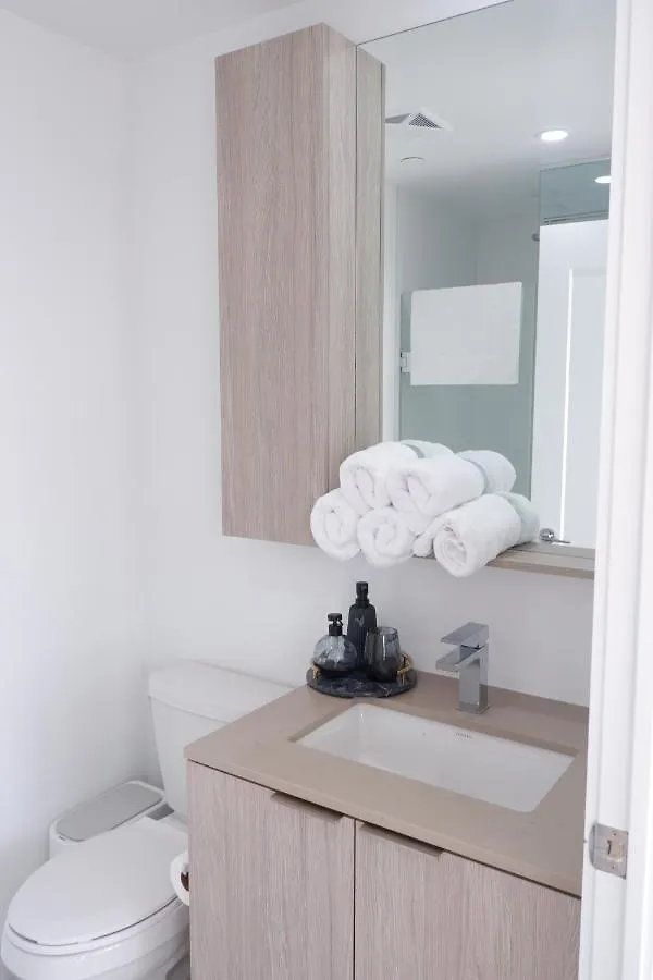 Modern Luxury Waterfront Condo Mississauga 0*,