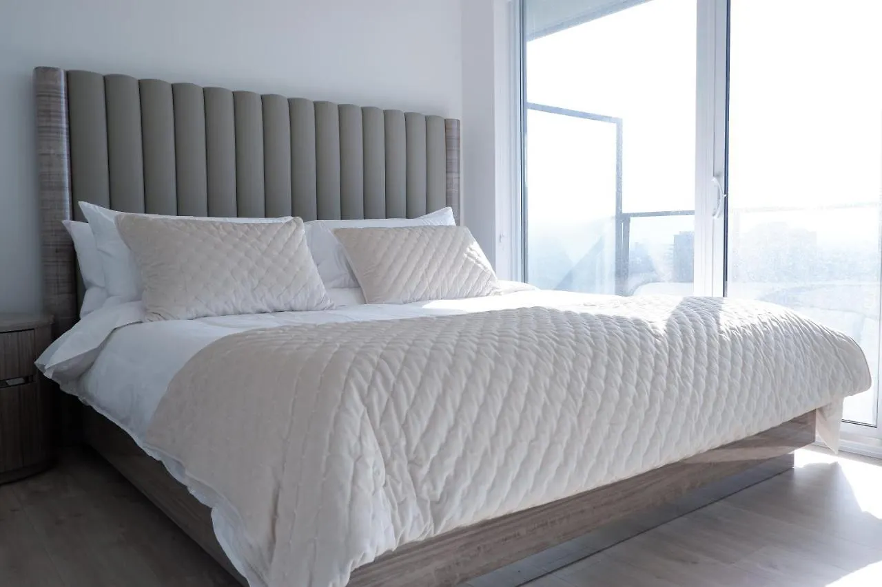 Apartment Modern Luxury Waterfront Condo Mississauga